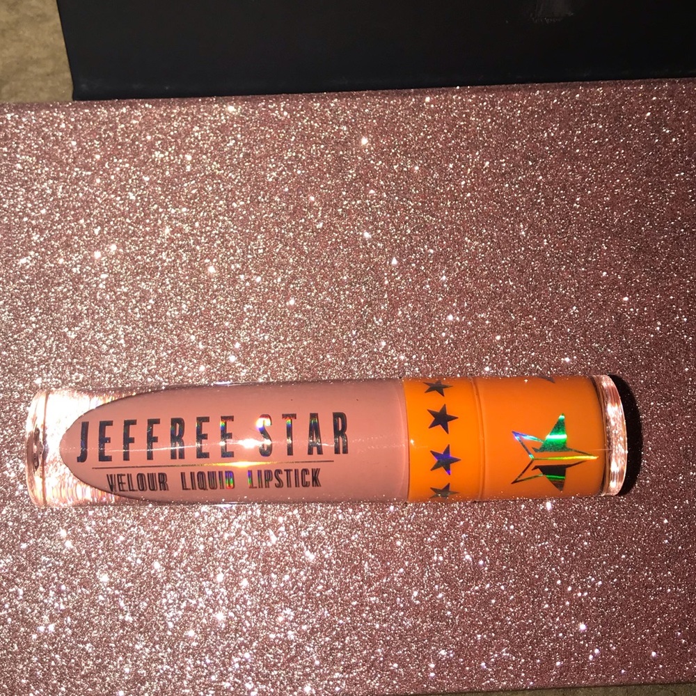 Jeffree Star liquid lipstick in “Soft Serve”
